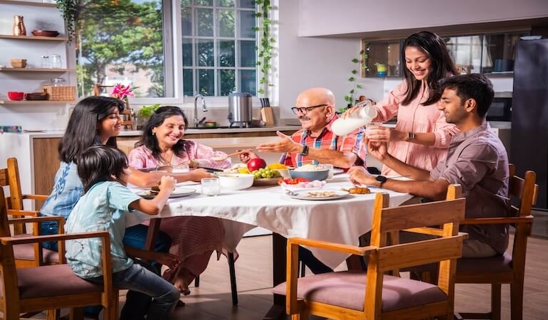 Aile Yemekleri için İdeal Yemek Masası Ölçüleri