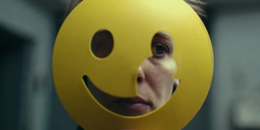 "Mutluluk Faşizmi" ve Toksik Pozitiflik: Neden Sürekli "İyi" Olmak Zorunda Değiliz?