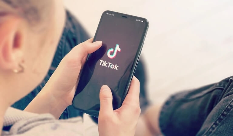 Uzun yolculuklarda çocuklara özel TikTok video arşivi nasıl oluşturulur